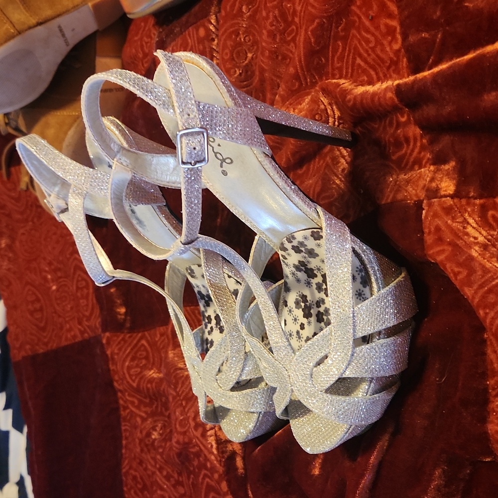 Silver Qupid stilleto